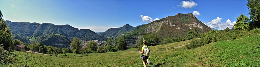 Scendendo i prati da Casa Castello (600 m) verso la stradetta per Carnito (500 m) con vista verso Canto Alto a sx e Ubiale e Ubione a dx